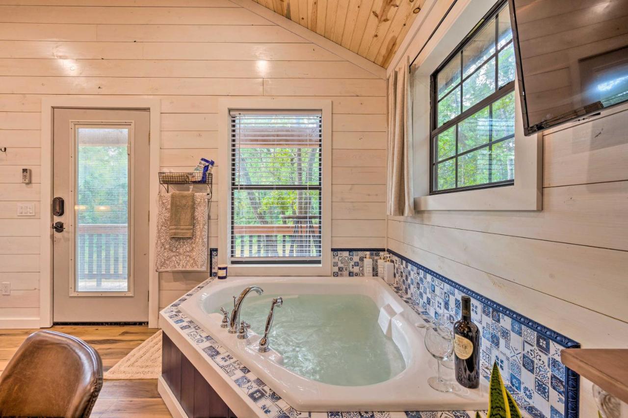 Romantic Broken Bow Cabin With Jacuzzi And Fire Pit! Eksteriør billede